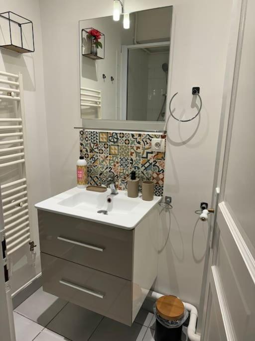 Charmant Appartement Au Moulin Rouge Paris Exterior foto